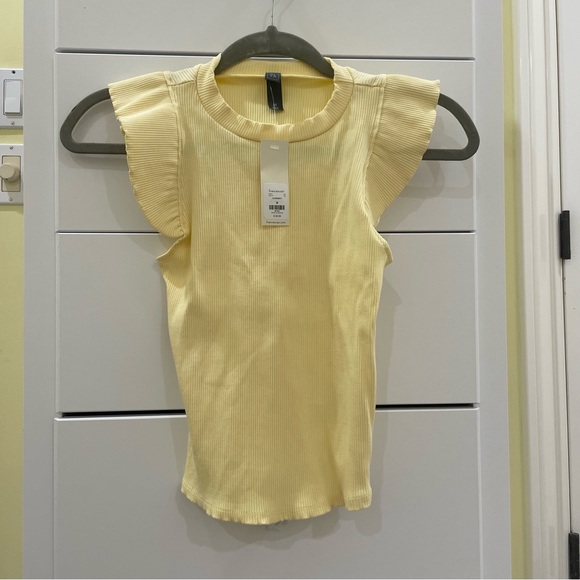 Yellow ribbed flutter sleeve top from Francesca’s. Size medium. - Picture 2 of 4